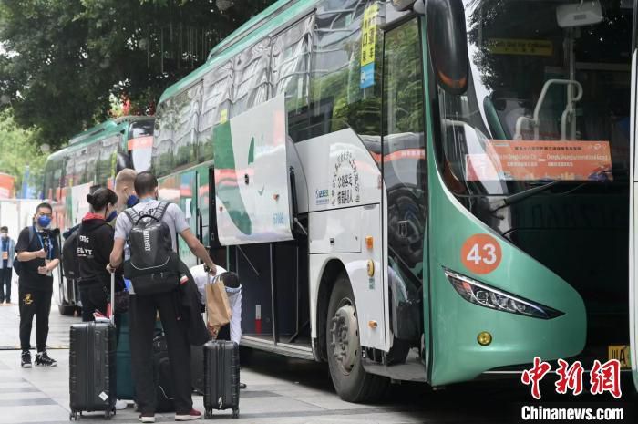 根据此前消息，国足已确认分别于本月25日、29日与阿联酋当地一家二级俱乐部代表队和阿曼国家队进行热身赛，余下两个热身对手待定。